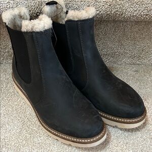 Alpine Design Blaze black Chelsea boot. Size 6 1/2